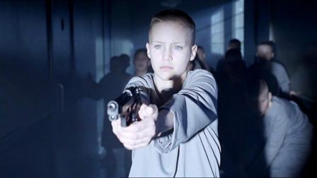 Scène extraite de la série Dark Angel de James Cameron, en 2001. Vous voyez la différence ?